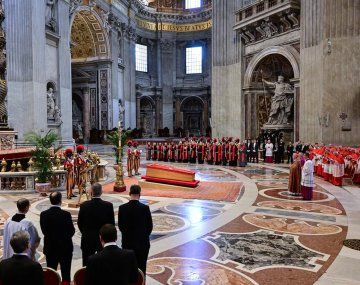 Último adiós: más de 20.000 personas ya se acercaron a despedir al papa Francisco