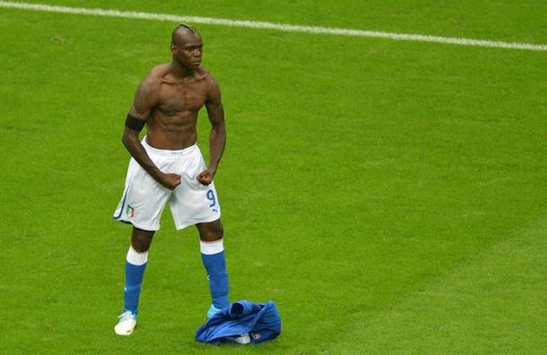 Las locuras de Balotelli: ahora encargó una estatua suya de tamaño real