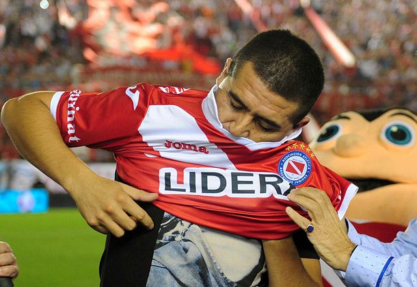 Riquelme volvió a pisar una cancha y Argentinos le dio un reconocimiento