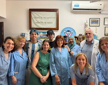 El gran gesto solidario de Luck Ra en el Hospital de Niños: recorrió las salas y entregó regalos