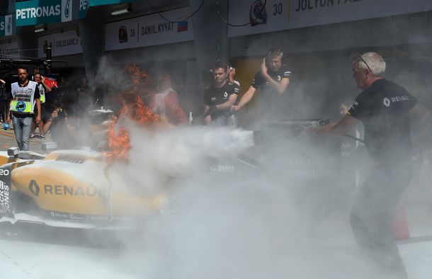 Incendio del auto de Keving Magnussen en el Gran Premio de Malasia