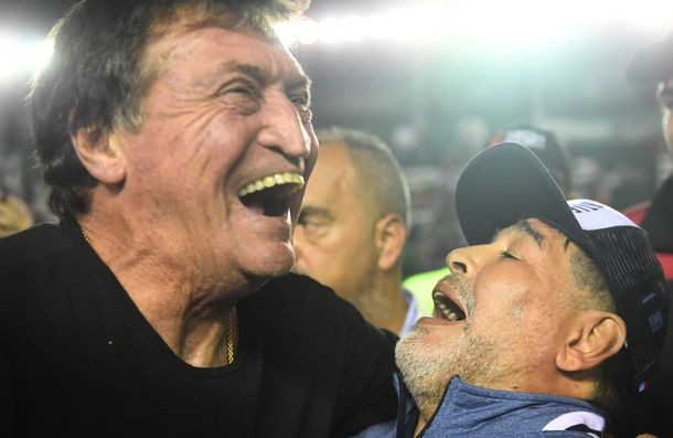 Julio César Falcioni y Diego Maradona se abrazaron tras el empate