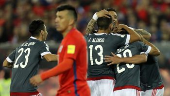 El festejo de los paraguayos; sufre Gary Medel El festejo de los paraguayos; sufre Gary Medel