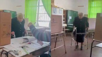 una mujer de 100 anos emociono al votar en la plata: la primera vez fue 1951 una mujer de 100 anos emociono al votar en la plata: la primera vez fue 1951