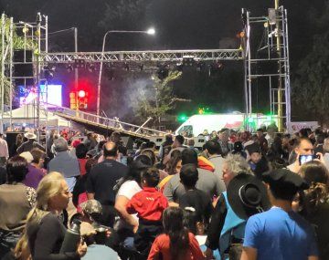 Se derrumbó un escenario en pleno show de chamamé en Corrientes: dos heridos