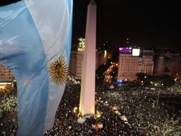 locura: miles de argentinos celebraron en el obelisco locura: miles de argentinos celebraron en el obelisco
