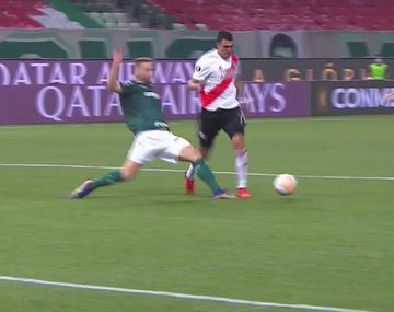 ¿Fue? El penal para River ante Palmeiras que cobró el árbitro y anuló el VAR