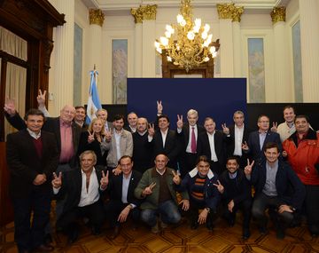 Domínguez suma el apoyo de intendentes 