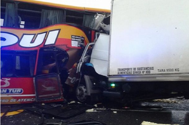 Choque fatal entre un micro y un camión: al menos dos muertos y varios heridos