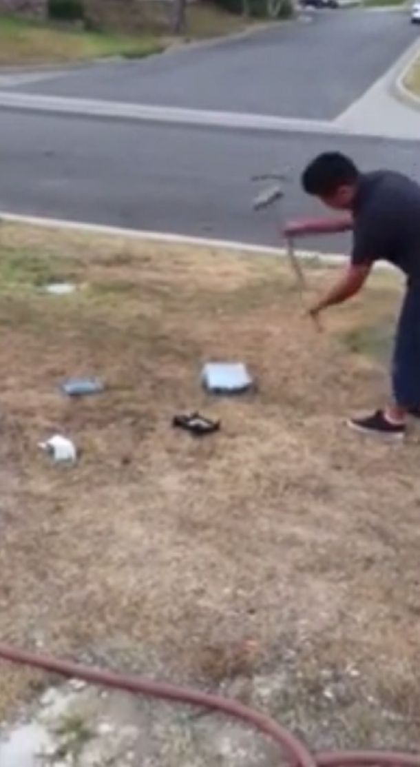 Se sacó malas notas en el colegio y su padre lo obligó a destruir la Xbox