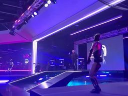 el peculiar baile del robot de tesla para celebrar el respaldo a elon musk el peculiar baile del robot de tesla para celebrar el respaldo a elon musk