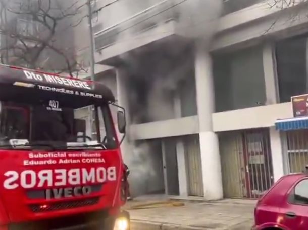 Incendio en un edificio de San Cristóbal deja a 40 personas atrapadas en la terraza