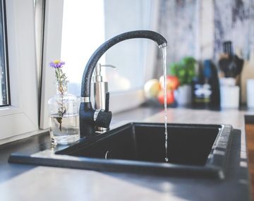 El truco casero para quitar la grasa más difícil de la cocina sin complicaciones
