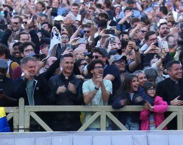 Video: así reaccionaron los fieles a la fumata blanca en Roma