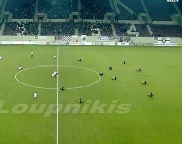 Histórico: 22 jugadores sentados en pleno partido por los refugiados