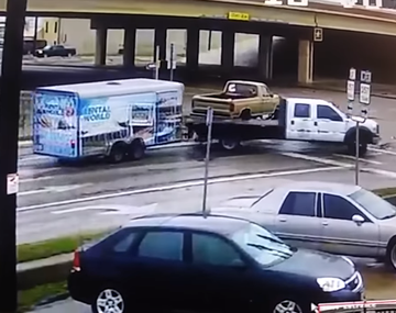 Milagro en Texas: lo chocaron dos veces y se salvó