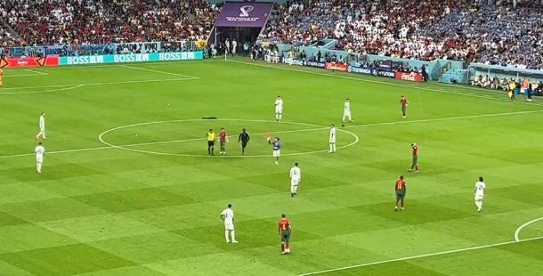 Mundial de Qatar 2022: un hincha se metió a la cancha con una bandera LGTB+ en el partido Portugal-Uruguay
