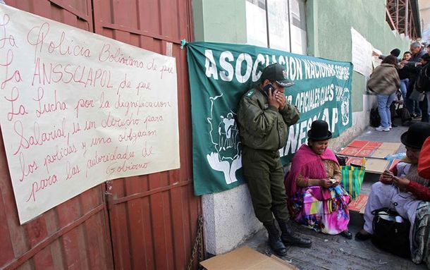El paro policial continúa en las principales ciudades de Bolivia