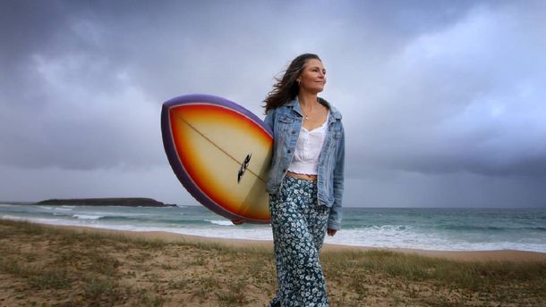 Una reconocida surfista australiana contó que fue secuestrada y violada durante un viaje a la India