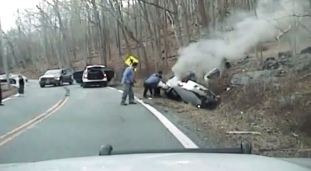 VIDEO: Así rescataron a una mujer antes de que explote su auto