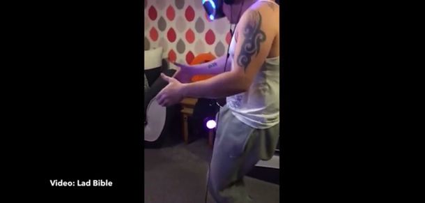 Tenía sexo en realidad virtual sin percatarse que su mujer estaba despierta