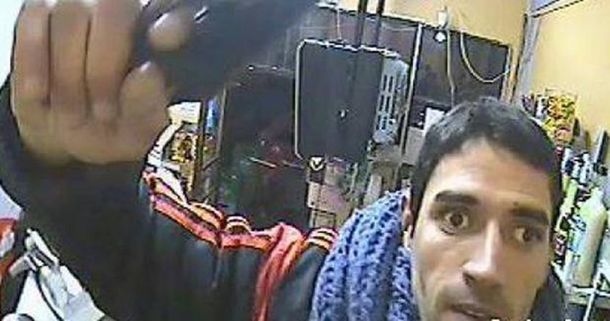 Un ladrón rompió una cámara de seguridad, pero igual quedó filmado