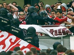 La imagen del enfrentamiento de los hinchas alemanes con la policía madrileña