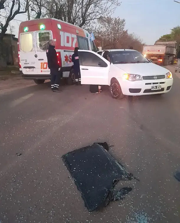 El portón abierto de un vehículo municipal chocó a un coche estacionado. El portón abierto de un vehículo municipal chocó a un coche estacionado.