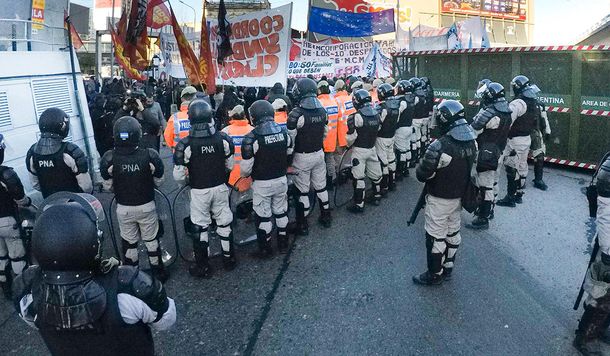 Corte en Puente Pueyrredón por protesta de trabajadores de una papelera