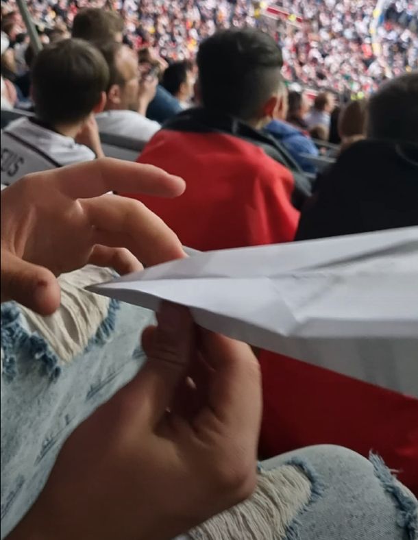 El viral del avioncito de papel que hizo un gol