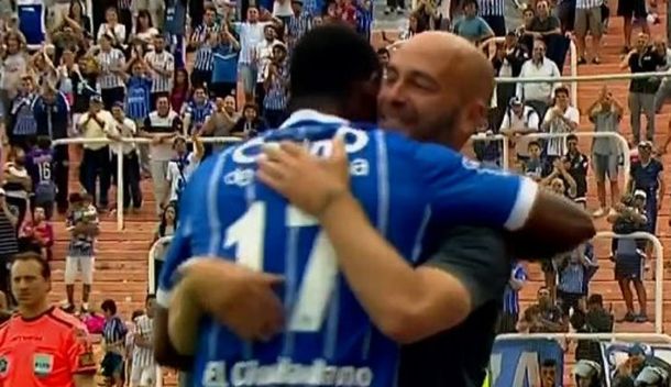 El delantero se llevó la pelota por los tres tantos