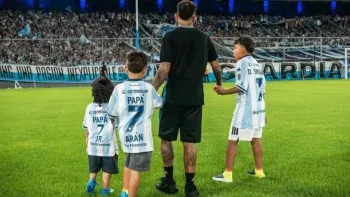 Duván Vergara en la cancha de Racing con sus hijos. Duván Vergara en la cancha de Racing con sus hijos.