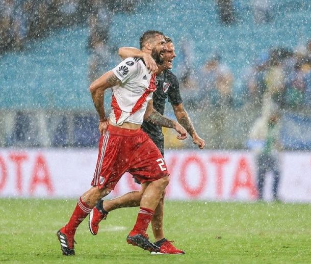 El Oso festeja junto a Bruno Zuculini