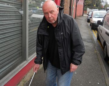 Confunden el bastón de un ciego con una espada y le disparan