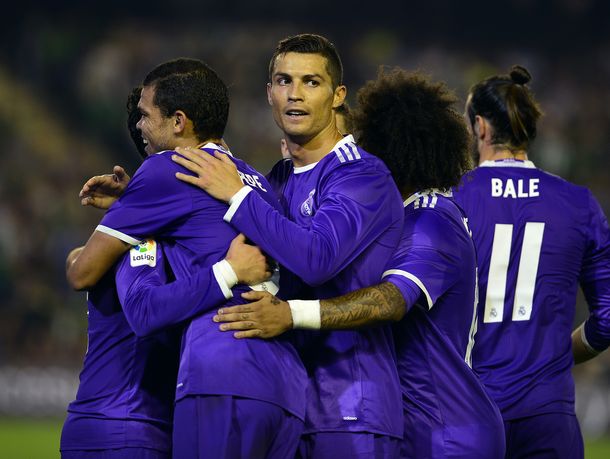Real Madrid celebra uno de los tantos de la goleada ante Betis como visitante
