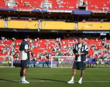 Leandro Paredes y Rodrigo De Paul repitieron su histórico ritual de los caramelos antes del debut ante Argelia