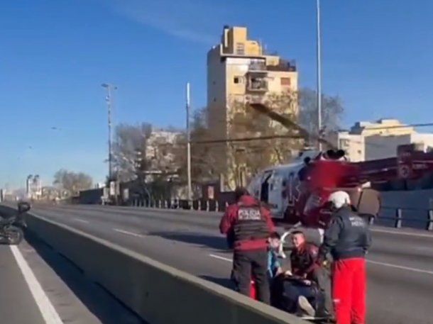 Choque en la autopista 25 de Mayo entre un micro y una combi deja tres heridos