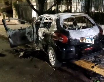 Persecución y choque: se incendió el auto en el que iban los ladrones
