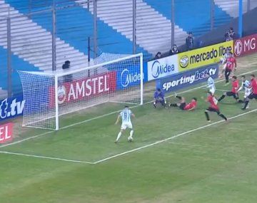 El gol con el arco libre que falló Maravilla Martínez en la eliminación de Racing de la Copa Sudamericana