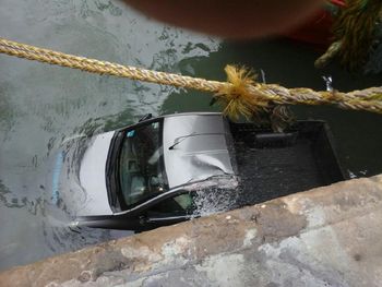 VIDEO: El viento arrastró a una camioneta que se hundió en el muelle
