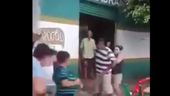 un hombre intento agredir a una mujer y recibio una paliza que no se olvidara un hombre intento agredir a una mujer y recibio una paliza que no se olvidara