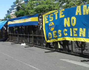Banderas xeneizes decoran las vallas policiales