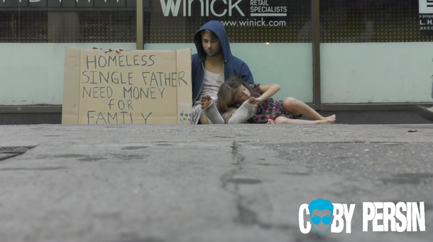 Experimento: ¿le darías más dinero a un hombre que pide para drogas o a uno con familia?