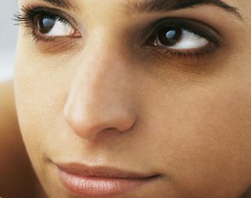 El truco para aplicar contorno de ojos con corrector