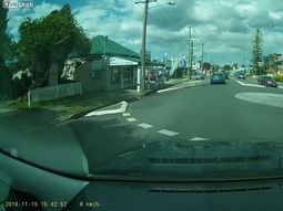 Una moto se manda mal y choca contra dos vehículos Una moto se manda mal y choca contra dos vehículos