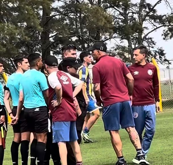 Escándalo en las inferiores: la furiosa e irreconocible reacción de Pepe Sand contra un árbitro