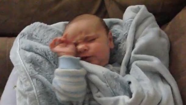 El dulce despertar de un bebé recién nacido conmueve a la Web
