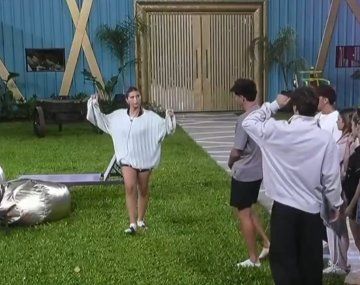 Titi de Gran Hermano quedó semidesnuda al realizar una pirueta en la casa más famosa