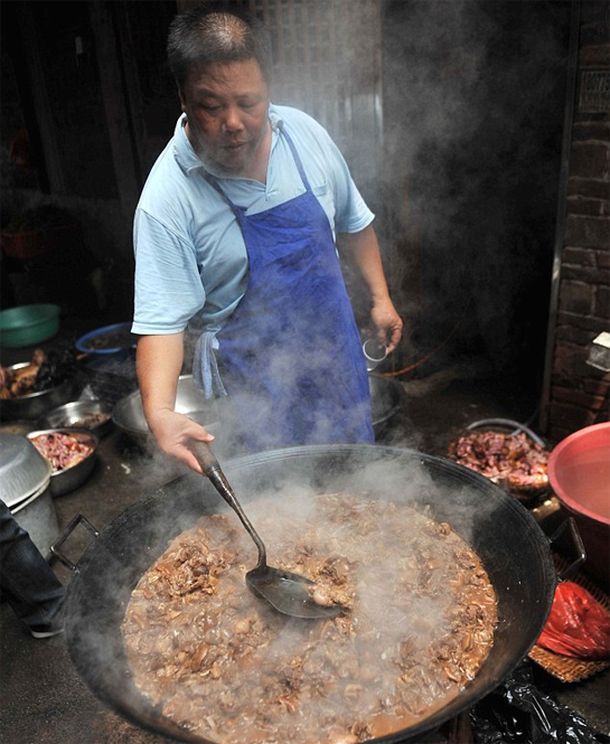 Un hombre prepara guiso de perro
