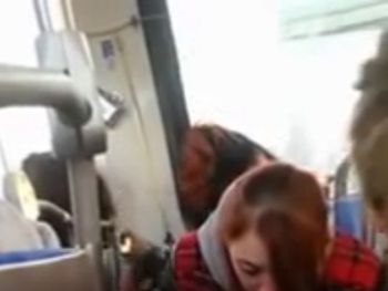 Impactante: una niña tiene que cuidar a su madre que está drogada en el tren